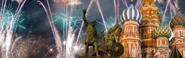 Kutsanmış Basil Tapınağı 'ndaki (Hendek Tapınağı) En Kutsal Theotokos Şefaat Katedrali ve Zafer Günü (Wwii), Kızıl Meydan, Moskova, Rusya şerefine havai fişekler.