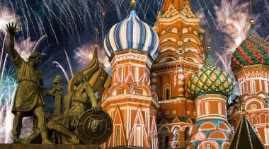 Kutsanmış Basil Tapınağı 'ndaki (Hendek Tapınağı) En Kutsal Theotokos Şefaat Katedrali ve Zafer Günü (Wwii), Kızıl Meydan, Moskova, Rusya şerefine havai fişekler.