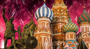 Kutsanmış Basil Tapınağı 'ndaki (Hendek Tapınağı) En Kutsal Theotokos Şefaat Katedrali ve Zafer Günü (Wwii), Kızıl Meydan, Moskova, Rusya şerefine havai fişekler.