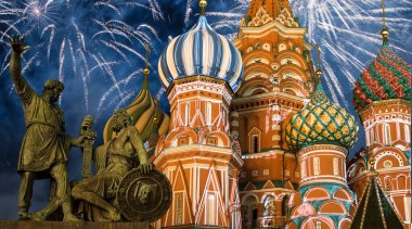 Kutsanmış Basil Tapınağı 'ndaki (Hendek Tapınağı) En Kutsal Theotokos Şefaat Katedrali ve Zafer Günü (Wwii), Kızıl Meydan, Moskova, Rusya şerefine havai fişekler.