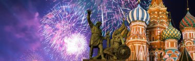 Kutsanmış Basil Tapınağı 'ndaki (Hendek Tapınağı) En Kutsal Theotokos Şefaat Katedrali ve Zafer Günü (Wwii), Kızıl Meydan, Moskova, Rusya şerefine havai fişekler.