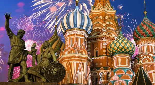 堀の上の最も神聖なテオトコスの交差点の大聖堂 バジルの祝福の寺院 勝利の日のお祝いを記念して花火 Wii 赤の広場 モスクワ ロシア — ストック写真