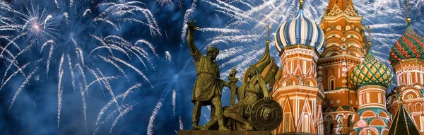 堀の上の最も神聖なテオトコスの交差点の大聖堂 バジルの祝福の寺院 勝利の日のお祝いを記念して花火 Wii 赤の広場 モスクワ ロシア — ストック写真