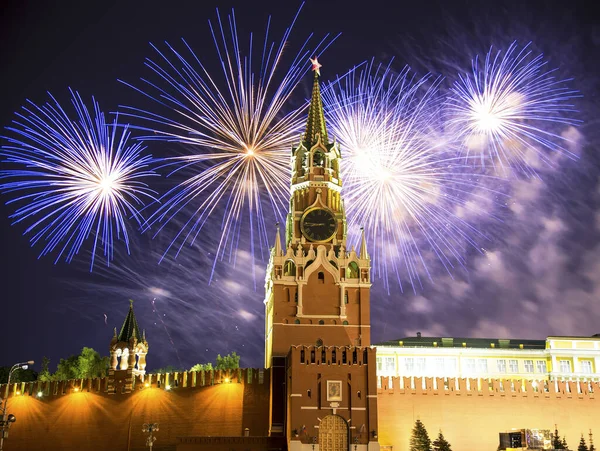 俄罗斯莫斯科红场 Spasskaya塔和庆祝胜利日的烟火 — 图库照片