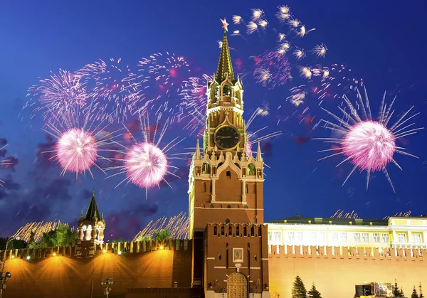 俄罗斯莫斯科红场 Spasskaya塔和庆祝胜利日的烟火 — 图库照片