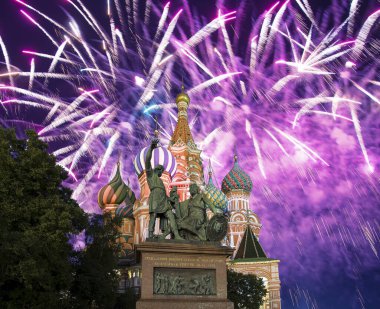 Kutsanmış Basil Tapınağı ve Zafer Günü (Wwii) onuruna havai fişekler. Rusça 'dan Yurttaş Minin ve Pozharsky' ye minnettar Rusya 'dan İngilizce çevirisi. Yıl 1818