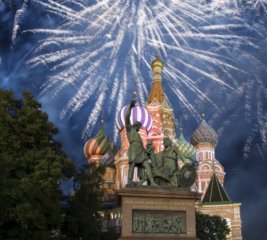 Kutsanmış Basil Tapınağı ve Zafer Günü (Wwii) onuruna havai fişekler. Rusça 'dan Yurttaş Minin ve Pozharsky' ye minnettar Rusya 'dan İngilizce çevirisi. Yıl 1818