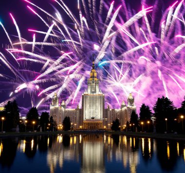 Moskova Üniversitesi (ana bina) ve havai fişekler Zafer Bayramı 'nın (Wwii) şerefine, Rusya   