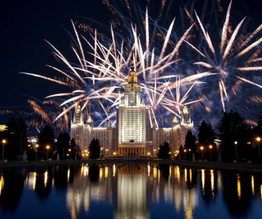 Moskova Üniversitesi (ana bina) ve havai fişekler Zafer Bayramı 'nın (Wwii) şerefine, Rusya   