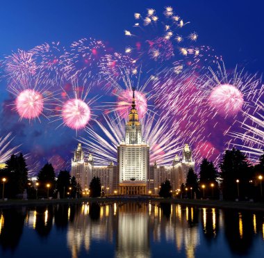 Moskova Üniversitesi (ana bina) ve havai fişekler Zafer Bayramı 'nın (Wwii) şerefine, Rusya   