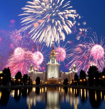 Moskova Üniversitesi (ana bina) ve havai fişekler Zafer Bayramı 'nın (Wwii) şerefine, Rusya   