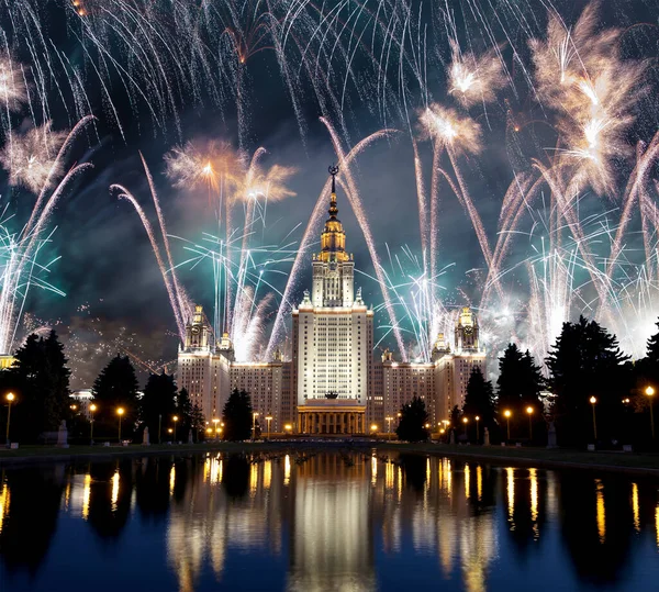 Πανεπιστήμιο Της Μόσχας Κεντρικό Κτίριο Και Πυροτεχνήματα Προς Τιμήν Του — Φωτογραφία Αρχείου