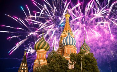 Kutsanmış Basil Tapınağı 'ndaki (Hendek Tapınağı) En Kutsal Theotokos Şefaat Katedrali ve Zafer Günü (Wwii), Kızıl Meydan, Moskova, Rusya şerefine havai fişekler.