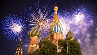 Kutsanmış Basil Tapınağı 'ndaki (Hendek Tapınağı) En Kutsal Theotokos Şefaat Katedrali ve Zafer Günü (Wwii), Kızıl Meydan, Moskova, Rusya şerefine havai fişekler.