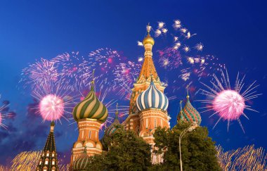 Kutsanmış Basil Tapınağı 'ndaki (Hendek Tapınağı) En Kutsal Theotokos Şefaat Katedrali ve Zafer Günü (Wwii), Kızıl Meydan, Moskova, Rusya şerefine havai fişekler.