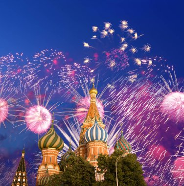 Kutsanmış Basil Tapınağı 'ndaki (Hendek Tapınağı) En Kutsal Theotokos Şefaat Katedrali ve Zafer Günü (Wwii), Kızıl Meydan, Moskova, Rusya şerefine havai fişekler.