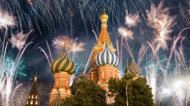 Kutsanmış Basil Tapınağı 'ndaki (Hendek Tapınağı) En Kutsal Theotokos Şefaat Katedrali ve Zafer Günü (Wwii), Kızıl Meydan, Moskova, Rusya şerefine havai fişekler.