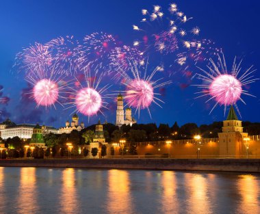 Moskova Kremlin ve Moskova 'nın en popüler manzarası Zafer Bayramı (Wwii), Kızıl Meydan, Moskova, Rusya onuruna havai fişekler.  