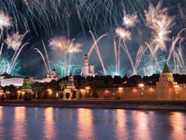 Moskova Kremlin ve Moskova 'nın en popüler manzarası Zafer Bayramı (Wwii), Kızıl Meydan, Moskova, Rusya onuruna havai fişekler.  