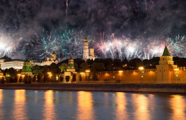 Moskova Kremlin ve Moskova 'nın en popüler manzarası Zafer Bayramı (Wwii), Kızıl Meydan, Moskova, Rusya onuruna havai fişekler.  