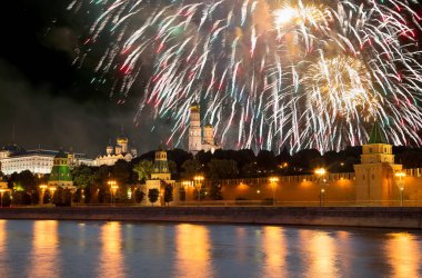 Moskova Kremlin ve Moskova 'nın en popüler manzarası Zafer Bayramı (Wwii), Kızıl Meydan, Moskova, Rusya onuruna havai fişekler.  