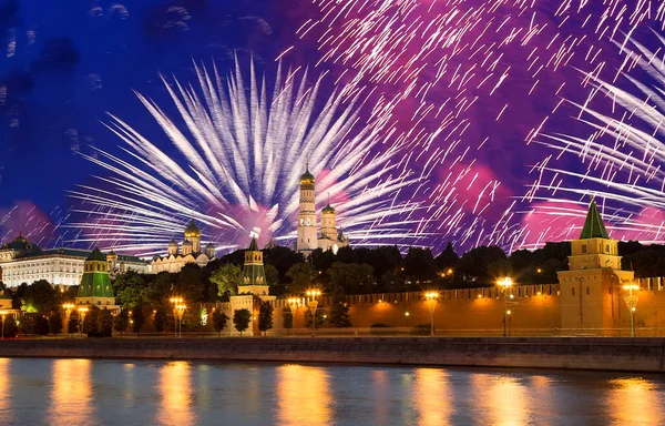 モスクワクレムリンと勝利の日のお祝いを記念して花火 Wii 赤の広場 モスクワ ロシア モスクワの最も人気のあるビュー — ストック写真