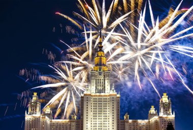 Moskova Üniversitesi (ana bina) ve havai fişekler Zafer Bayramı 'nın (Wwii) şerefine, Rusya   