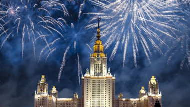 Moskova Üniversitesi (ana bina) ve havai fişekler Zafer Bayramı 'nın (Wwii) şerefine, Rusya   