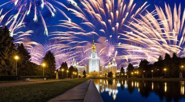 Moskova Üniversitesi (ana bina) ve havai fişekler Zafer Bayramı 'nın (Wwii) şerefine, Rusya 