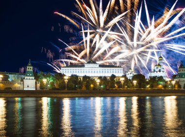 Moskova Kremlin ve Moskova 'nın en popüler manzarası Zafer Bayramı (Wwii), Kızıl Meydan, Moskova, Rusya onuruna havai fişekler.  