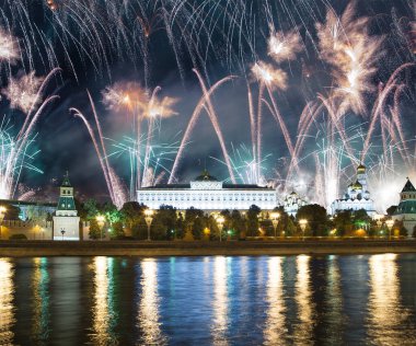 Moskova Kremlin ve Moskova 'nın en popüler manzarası Zafer Bayramı (Wwii), Kızıl Meydan, Moskova, Rusya onuruna havai fişekler.  