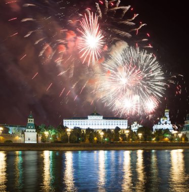 Moskova Kremlin ve Moskova 'nın en popüler manzarası Zafer Bayramı (Wwii), Kızıl Meydan, Moskova, Rusya onuruna havai fişekler.  