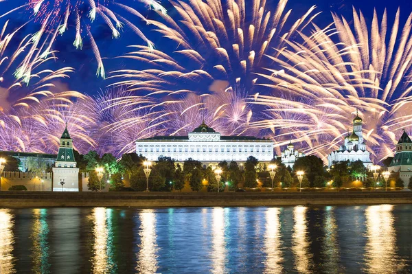 Μόσχα Κρεμλίνο Και Πυροτεχνήματα Προς Τιμήν Του Εορτασμού Της Ημέρας — Φωτογραφία Αρχείου