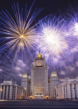 Rusya Federasyonu Dışişleri Bakanlığı ve Zafer Bayramı (2. Dünya Savaşı) onuruna havai fişekler  