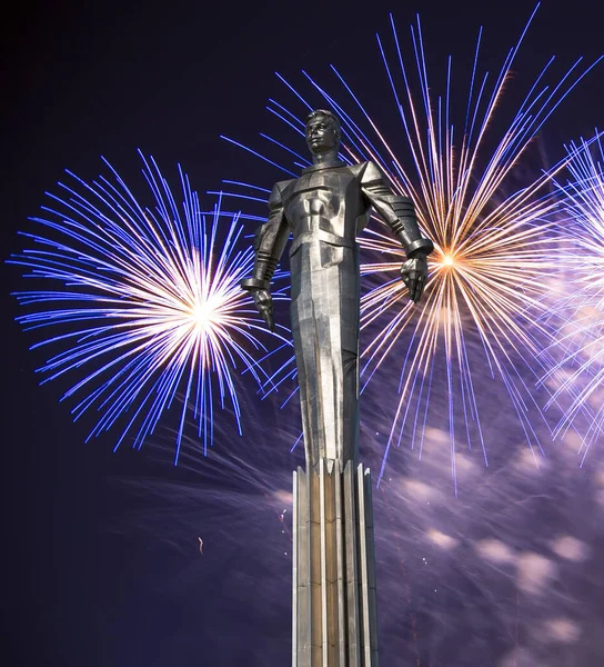 Feux Artifice Sur Monument Youri Gagarine Piédestal Statue Mètres Haut — Photo