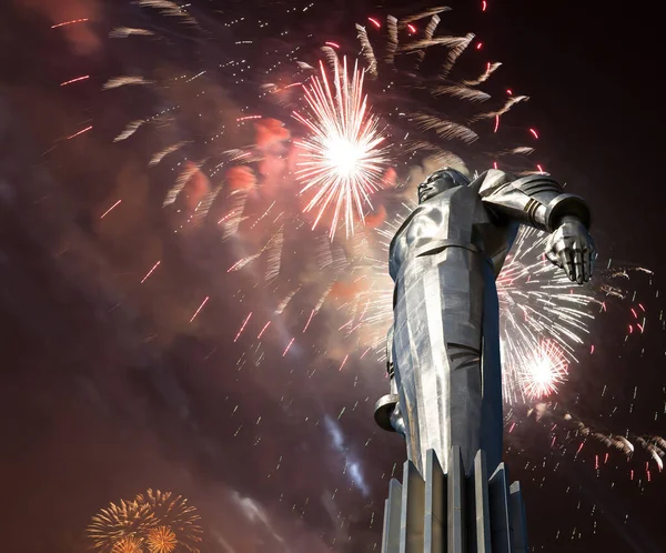 Fogos Artifício Sobre Monumento Yuri Gagarin Pedestal Metros Altura Estátua — Fotografia de Stock