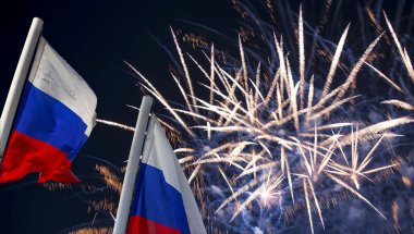 Rusya bayrağı, Zafer Günü (2. Dünya Savaşı) onuruna rüzgarda sallanıyor ve havai fişekler sallanıyor. Bir vatanseverlik sembolü olarak Rus bayrağının üç rengi