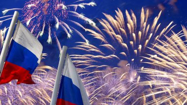 Rusya bayrağı, Zafer Günü (2. Dünya Savaşı) onuruna rüzgarda sallanıyor ve havai fişekler sallanıyor. Bir vatanseverlik sembolü olarak Rus bayrağının üç rengi