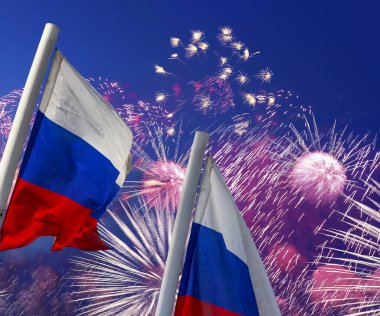 Rusya bayrağı, Zafer Günü (2. Dünya Savaşı) onuruna rüzgarda sallanıyor ve havai fişekler sallanıyor. Bir vatanseverlik sembolü olarak Rus bayrağının üç rengi