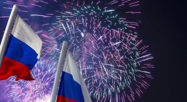 Rusya bayrağı, Zafer Günü (2. Dünya Savaşı) onuruna rüzgarda sallanıyor ve havai fişekler sallanıyor. Bir vatanseverlik sembolü olarak Rus bayrağının üç rengi