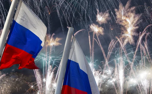勝利の日のお祝い 第二次世界大戦 モスクワ ロシアに敬意を表して 風と花火に手を振ってロシア国旗 愛国的シンボルとしてのロシアの波状旗の3色 — ストック写真