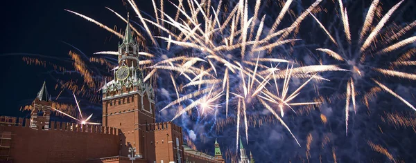 Πύργος Spasskaya Και Πυροτεχνήματα Προς Τιμήν Του Εορτασμού Της Ημέρας — Φωτογραφία Αρχείου