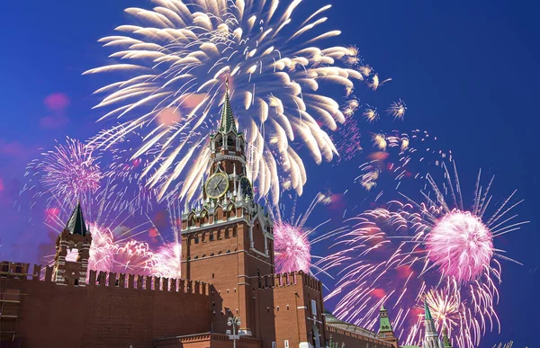 Πύργος Spasskaya Και Πυροτεχνήματα Προς Τιμήν Του Εορτασμού Της Ημέρας — Φωτογραφία Αρχείου