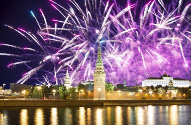 Moskova Kremlin ve Moskova 'nın en popüler manzarası Zafer Bayramı (Wwii), Kızıl Meydan, Moskova, Rusya onuruna havai fişekler.  