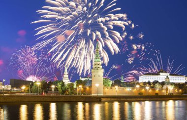 Moskova Kremlin ve Moskova 'nın en popüler manzarası Zafer Bayramı (Wwii), Kızıl Meydan, Moskova, Rusya onuruna havai fişekler.  