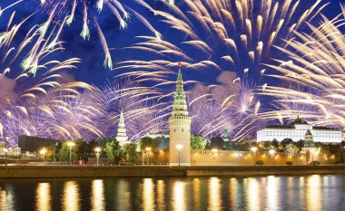 Moskova Kremlin ve Moskova 'nın en popüler manzarası Zafer Bayramı (Wwii), Kızıl Meydan, Moskova, Rusya onuruna havai fişekler.  
