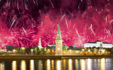 Moskova Kremlin ve Moskova 'nın en popüler manzarası Zafer Bayramı (Wwii), Kızıl Meydan, Moskova, Rusya onuruna havai fişekler.  