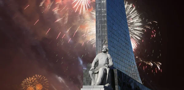 Conquérants Espace Monument Dans Parc Extérieur Musée Cosmonautique Feux Artifice — Photo