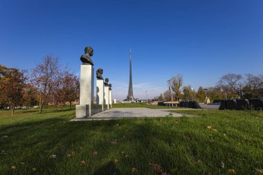 MOSCOW, RUSSIA - 17 Ekim 2019: VDNK sergi merkezi yakınlarındaki Kozmonotlar Müzesi 'nin parkındaki Uzay Anıtı Fatihleri, Rusya        