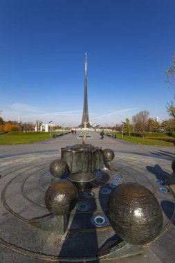 MOSCOW, RUSSIA - 17 Ekim 2019: VDNK sergi merkezi yakınlarındaki Kozmonotlar Müzesi 'nin parkındaki Uzay Anıtı Fatihleri, Rusya        
